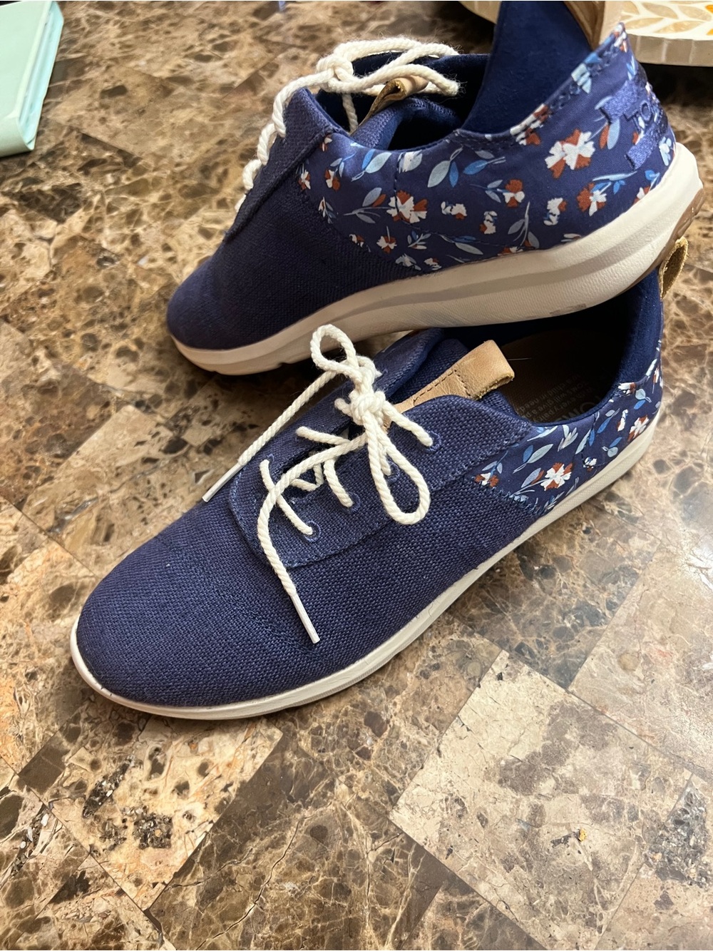 TOMS Women’s Sneakers White Floral Canvas Shoes Size 8 EUC